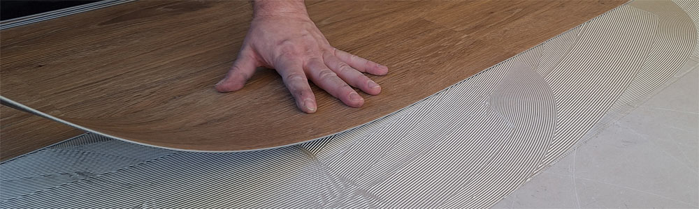 Nahaufnahme von Vinyl beim Einbau.