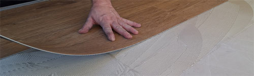 Nahaufnahme von Vinyl beim Einbau.