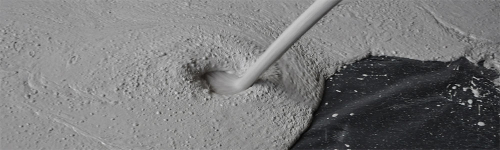 Nahaufnahme von Fließestrich beim Einbau.